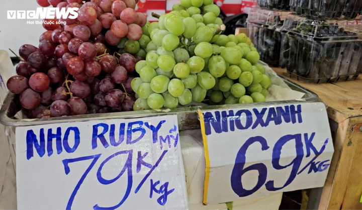 Nho được người bán giới thiệu là nho Mỹ nhưng giá lại rất rẻ so với giá thị trường. (Ảnh: Nguyễn Liến)