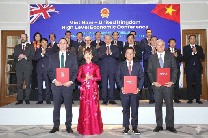 Vietjet và Airbus đã chính thức trao hợp đồng 100 tàu bay A321neo trước sự chứng kiến của Tổng Bí thư Tô Lâm tại Hội nghị Kinh tế Cấp cao Việt Nam - Anh.
