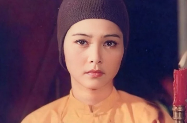 Vai diễn ni cô Huyền Trang với vẻ đẹp đằm thắm, thánh thiện.