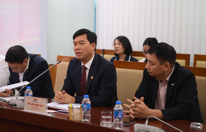 Ông Ngô Minh Hiển, Phó Tổng Giám đốc Đài Tiếng nói Việt Nam (giữa) phát biểu tại buổi làm việc.