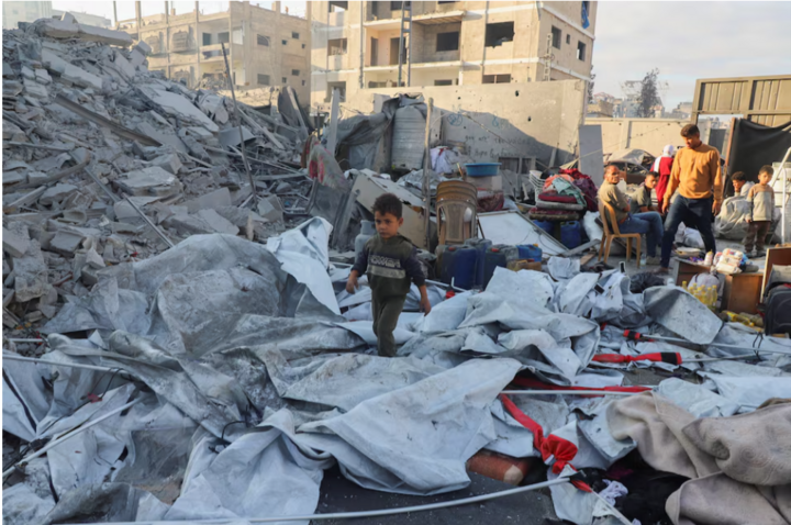 Người dân kiểm tra hiện trường ngôi nhà bị Israel không kích trong đêm tại Nuseirat, miền trung Dải Gaza, ngày 29/10/2025. Ảnh: Reuters