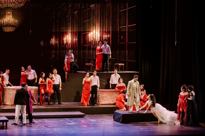 Các nghệ sĩ Dàn nhạc Giao hưởng Nhà hát Nhạc Vũ kịch Việt Nam cùng nhạc trưởng Nguyễn Phú Sơn đã mang tới một La Traviata sống động và đầy cảm xúc.