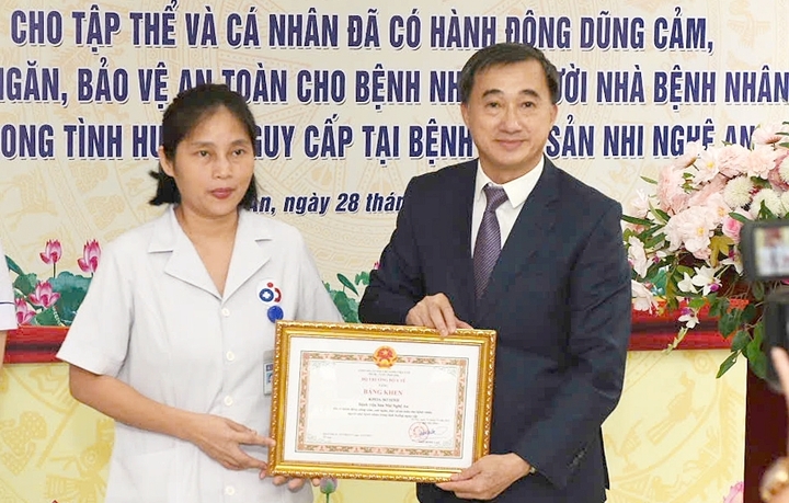 Thứ trưởng Trần Văn Thuấn trao bằng khen của Bộ Y tế cho nhân viên y tế dũng cảm cứu người.