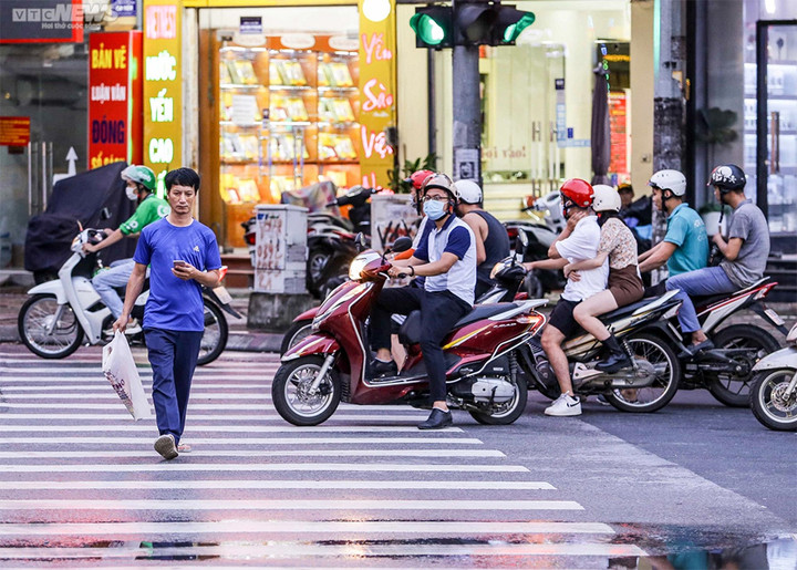 Xe máy chồm lên đường kẻ vạch dành cho người đi bộ là hình ảnh hết sức quen thuộc.