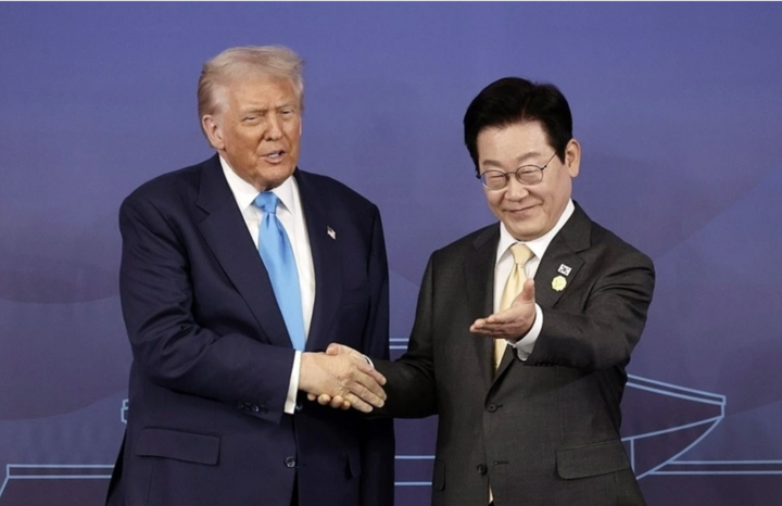 Tổng thống Mỹ Donald Trump gặp Tổng thống Hàn Quốc Lee Jae Myung chiều 29/10. (Ảnh: Yonhap News)