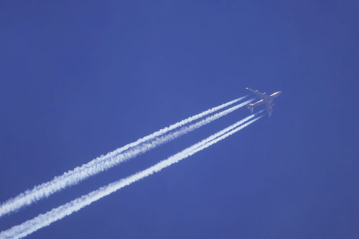 Vệt khói trắng kéo dài sau máy bay thực chất là vệt ngưng tụ (contrails), là những đám mây nhân tạo hình thành từ hơi nước ngưng tụ và đóng băng. (Ảnh: Vecteezy)