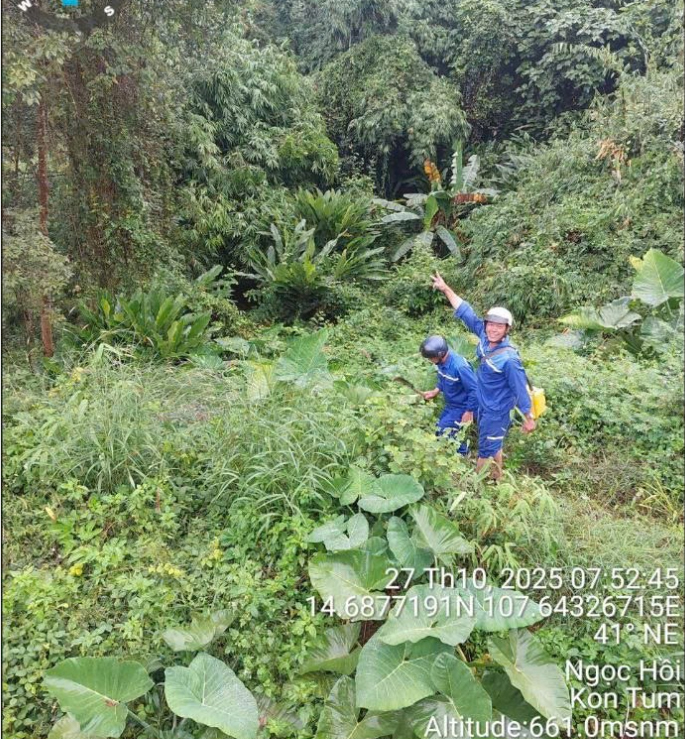 Zaměstnanci VNPT spolupracují na řešení technických problémů ve vysílacích stanicích v Quang Ngai.