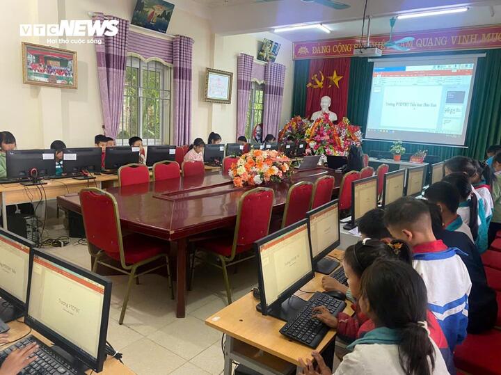 Alunos do internato étnico Dao San em uma aula de informática.