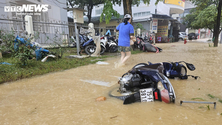 Trên nhiều tuyến phố, người dân vẫn chưa thể đi ra nhận lại phương tiện vì nhiều đoạn đường vẫn ngập sâu.