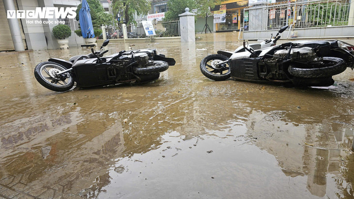 Nhiều chiếc xe bị bùn bám kịt và ngâm nước lâu ngày nên không thể khởi động.