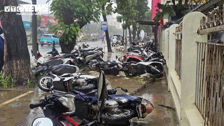 Tại các tuyến đường trung tâm như Hà Nội, Hùng Vương, hàng loạt xe máy của người dân để trên vỉa hè bị phủ đầy bùn đất, một số bị dòng nước mạnh làm đổ ngổn ngang.