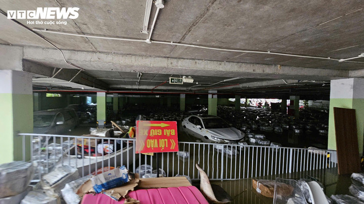Các đơn vị quản lý hầm gửi xe tại chung cư, trung tâm thương mại phải huy động máy bơm để hút nước ra ngoài, tuy nhiên lượng nước còn lại rất lớn.