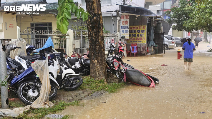Nước lũ lên cao chưa từng có trong nhiều năm trở đây gây thiệt hại lớn cho người dân. Đợt mưa lũ lịch sử đã gây ngập lụt cho 32/40 xã phường với 35.000 hộ dân tại Huế.
