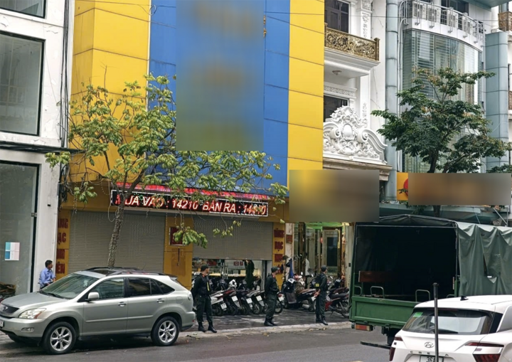 Các tiệm vàng có tiếng ở Thanh Hóa nằm cạnh nhau trên đường Lê Hoàn. (Ảnh: Lê Dương).