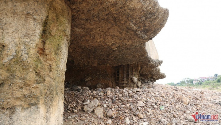 Cọc móng tại trụ T3 mất lớp bê tông bảo vệ, lộ lõi thép rỉ sét. (Ảnh: Đức Hoàng)