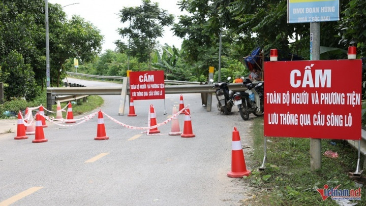 Sở Xây dựng tỉnh Phú Thọ phát thông báo cấm toàn bộ người và phương tiện lưu thông qua cầu sông Lô từ ngày 27/10 đến khi có thông báo mới. (Ảnh: Đức Hoàng)