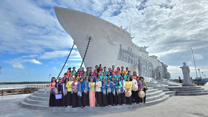 Tượng đài chuyến tàu tập kết ra Bắc là địa chỉ đỏ để tổ chức về nguồn, giáo dục truyền thống yêu nước cho thế hệ trẻ.