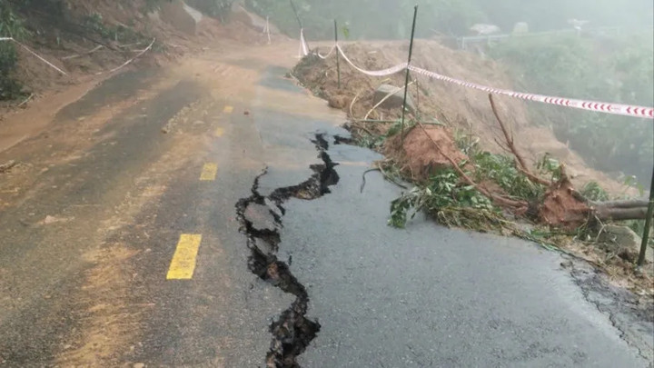 Sạt lở trên đèo Gia Bắc.