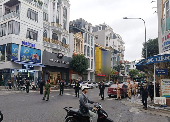 Các lực lượng cảnh sát phong tỏa tuyến đường Lê Hoàn. (Ảnh: Lê Dương)