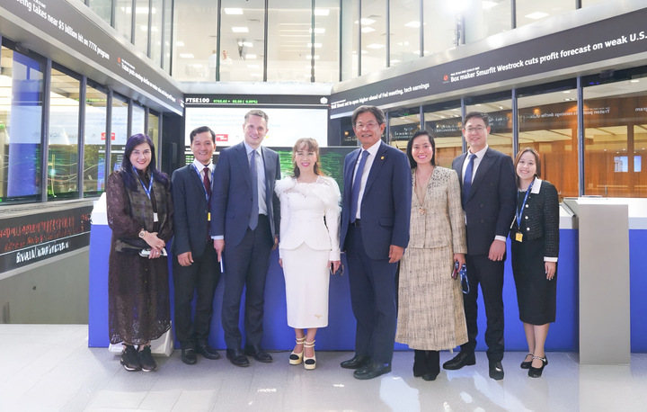 Đoàn HDBank thăm Sàn giao dịch Chứng khoán London trong phiên chỉ số FTSE 100 lập đỉnh mới