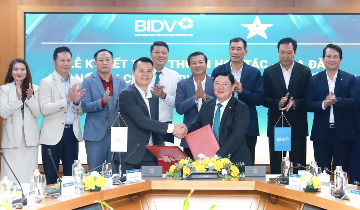 Ông Nguyễn Phúc Long (Chủ tịch Câu lạc bộ Sao Vàng đất Việt) và ông Đoàn Việt Nam (Phó Tổng Giám đốc BIDV) đại diện hai đơn vị ký kết thỏa thuận hợp tác.