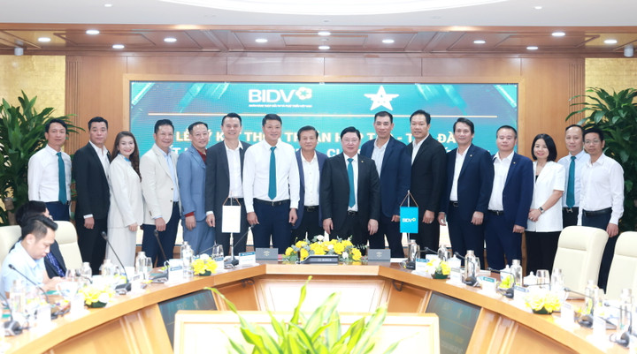 Các đại biểu tham dự Lễ ký kết chụp ảnh lưu niệm.