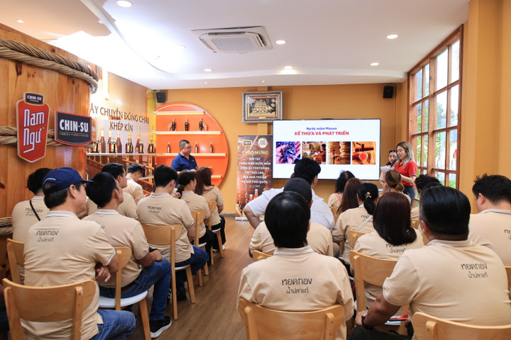 Ban Giám đốc Masan PQ chia sẻ về quy trình ủ chượp nghiêm ngặt suốt 9-12 tháng trong hệ thống với gần 500 thùng.