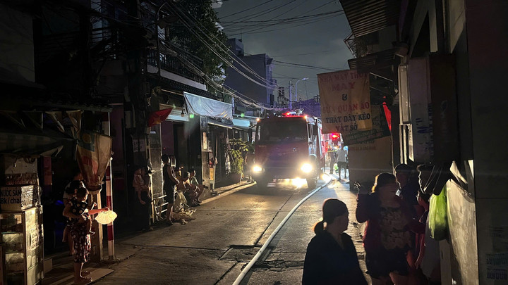 Lực lượng cứu hỏa tiếp cận hiện trường.