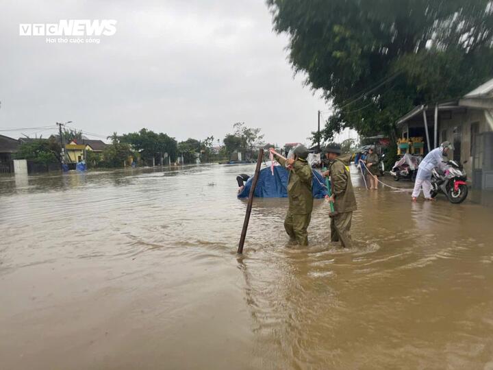 Đến nay trận mưa lũ lịch sử ở TP Huế khiến ít nhất 12 người chết, mất tích