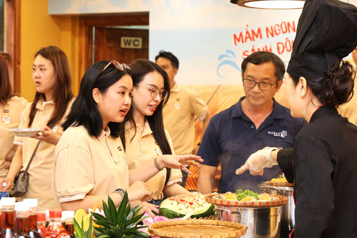 Đoàn đối tác Thái Lan trải nghiệm món ăn cùng với nước mắm CHIN-SU Yod Thong trong khuôn khổ buổi tham quan.