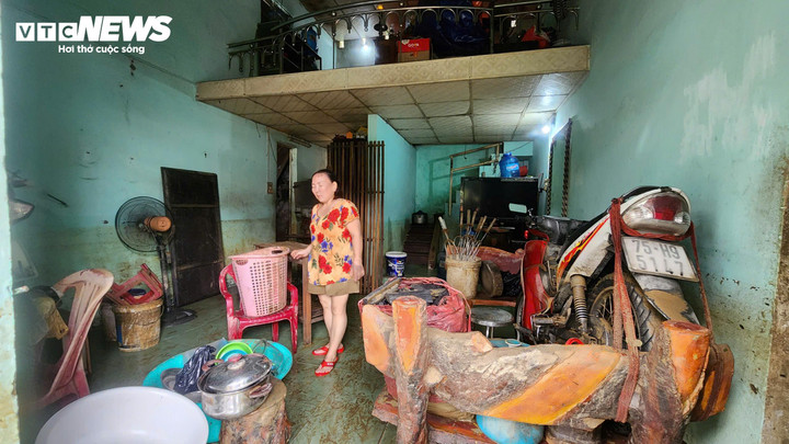 Dù chủ động kê tài sản lên cao 1,5 mét nhưng nước lũ lên quá nhanh và cao, gia đình bà Lài đành bất lực nhìn gia tài của gia đình bị nhấn chìm để lên gác tránh lũ. (Ảnh: ND)
