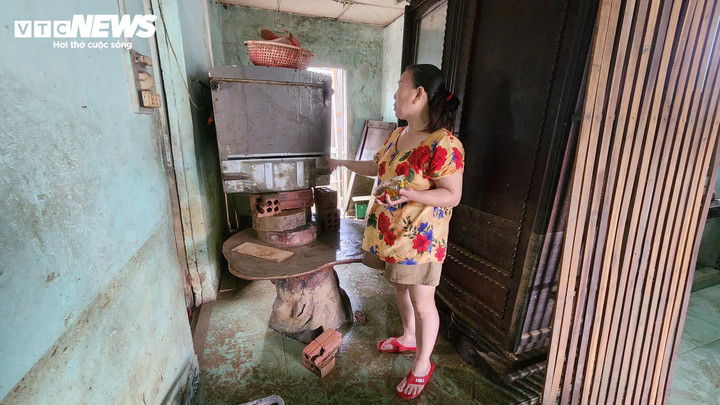 Bà Lài chỉ biết thở dài nhìn những tài sản có giá trị của gia đình bị nhấn chìm trong dòng lũ dữ. (Ảnh: ND)