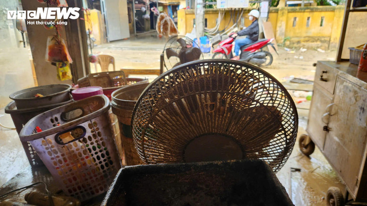 Hầu hết các tài sản có giá trị trong quán đều hư hỏng gần như khó có thể phục hồi, sửa chữa. (Ảnh: ND)