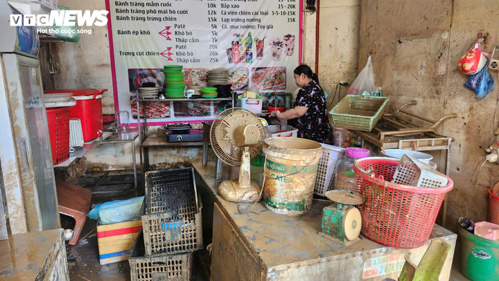 Cả cơ nghiệp chị Tiến dồn vào quán ăn trên đường Nguyễn Chí Thanh nay ngập ngụa trong bùn lầy sau trận lũ lịch sử. (Ảnh: ND)