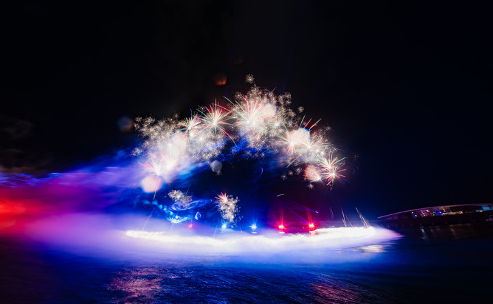 Những màn pháo hoa ánh sáng rợp trời.