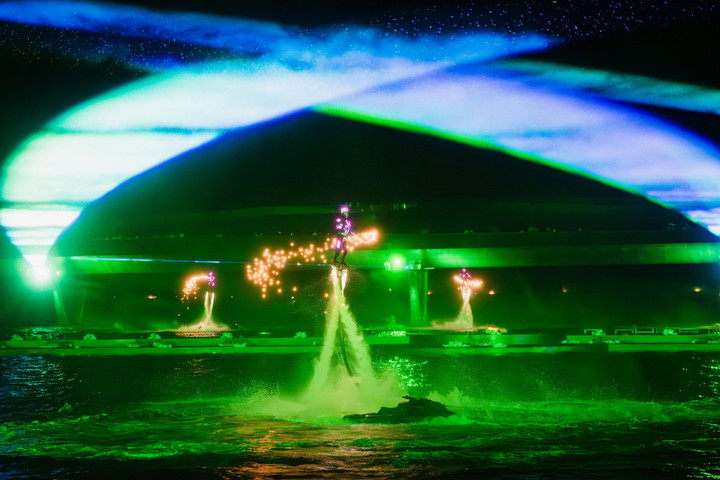 Sân khấu mãn nhãn của laser và ánh sáng.