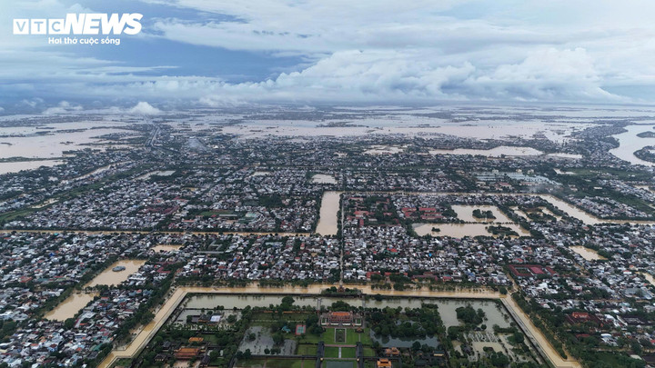 Nước sông rút nhanh nhưng nhiều nơi ở TP Huế vẫn còn đang ngập sâu trong nước.