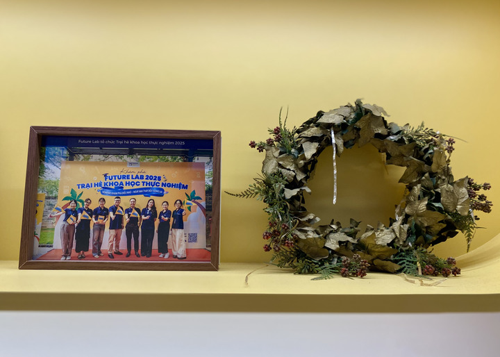 Лавровий вінок було покладено на робочому місці пана Дука.