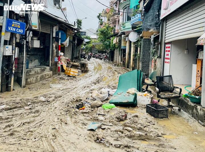 Lũ rút để lại cảnh hoang tàn trên khắp TP Huế, lớp bùn dày còn đọng lại tại nhiều tuyến đường. (Ảnh: CTV)