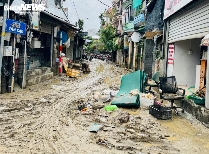 Lũ rút để lại cảnh hoang tàn trên nhiều tỉnh thành miền Trung, đặc biệt là Huế và Đà Nẵng.