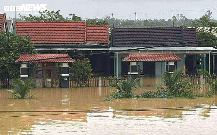 Nước sông rút mạnh nhưng nhiều vùng trũng ở TP Huế vẫn còn bị ngập sâu, cô lập. (Ảnh: Huy Lê)