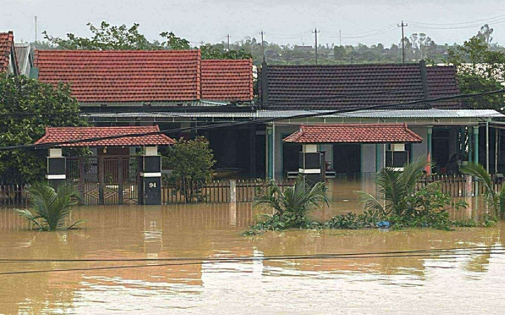 Mặc dù nước trên các sông rút mạnh nhưng nhiều nơi ở TP Huế vẫn còn ngập sâu. (Ảnh: Huy Lê)