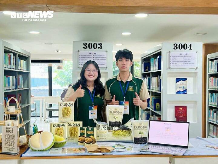 Sinh viên trường Đại học Nguyễn Tất Thành với bộ sản phẩm từ quả sầu riêng.