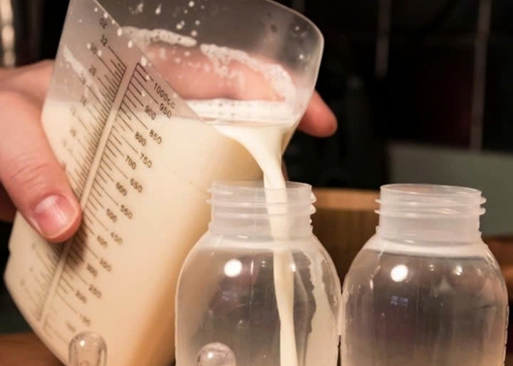 Khi pha sữa bột vào ly thủy tinh, một số người phát hiện những hạt nhỏ màu nâu sẫm hoặc đen ở đáy ly và vội nghĩ sản phẩm bị mốc hay nhiễm bẩn. (Ảnh minh hoạ)
