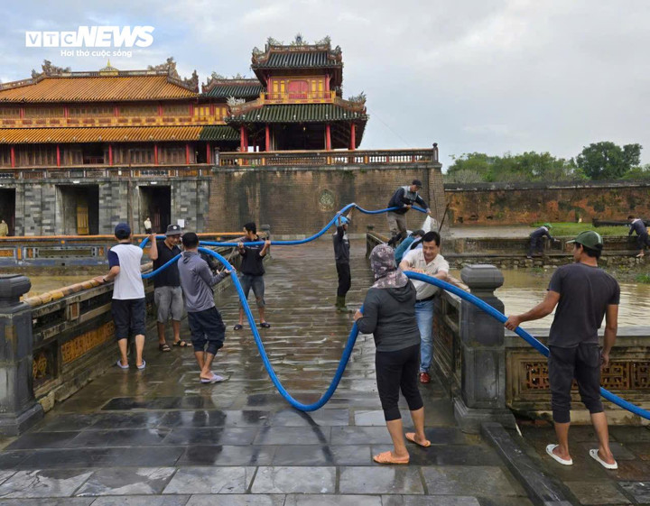 Gần 200 cán bộ, nhân viên Trung tâm Bảo tồn di tích Cố đô Huế tích cực dọn dẹp, khắc phục hậu quả sau lũ để sẵn sàng đón khách tham quan trở lại.