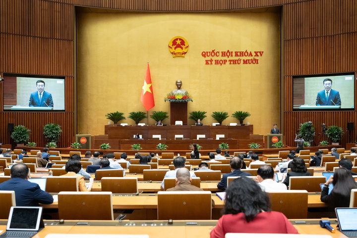 Pemandangan panorama sesi pleno di Aula pada pagi hari tanggal 31 Oktober. (Foto: quochoi.vn)