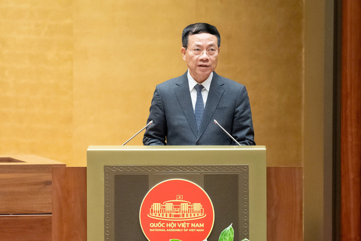 Menteri Sains dan Teknologi Nguyen Manh Hung memaparkan Rancangan Undang-Undang (Foto: quochoi.vn)