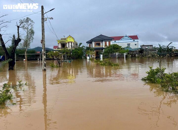 Mưa lớn khiến khoảng 3.608 hộ gia đình tại nhiều phường, xã ở Quảng Trị đang bị ngập.