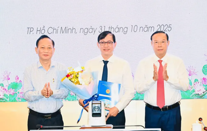 Mr. Bui Thanh Giang (middle), Acting General Director of Saigon Water Corporation - One Member Co., Ltd. (SAWACO) received the appointment decision on the morning of October 31.