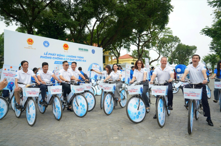 GS.TS Trần Văn Thuấn – Thứ trưởng Bộ Y tế (Bìa phải) và TS. Lê Thái Hà – Phó Cục trưởng Cục Phòng Bệnh, Bộ Y tế (thứ 3, từ phải sang) tham gia đạp xe “Vì một Việt Nam khỏe mạnh”. (Ảnh: Thanh Bình)